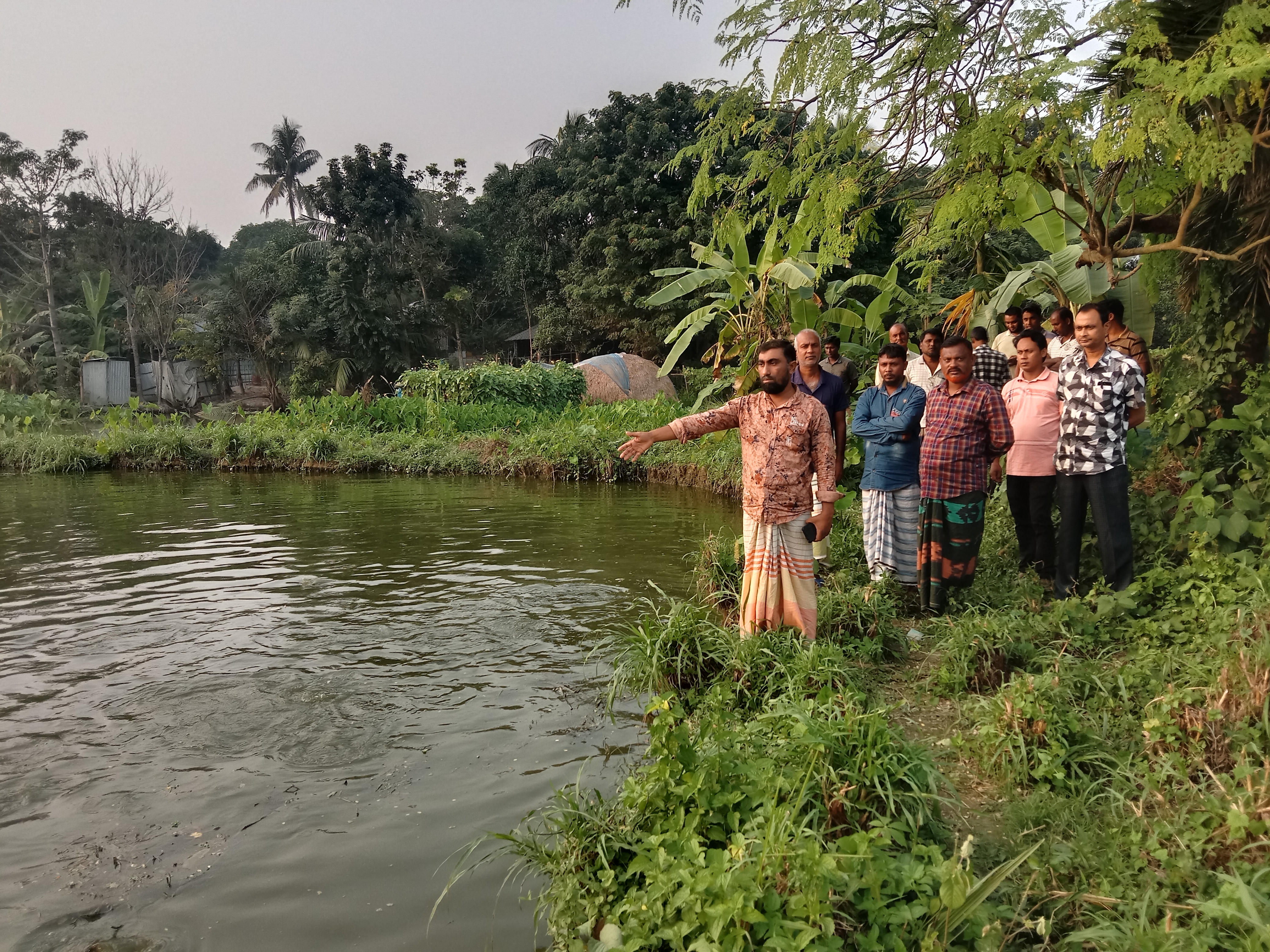 সাঁথিয়ায় মৎস্য চাষের আড়ালে মাছ চুরির অভিযোগ