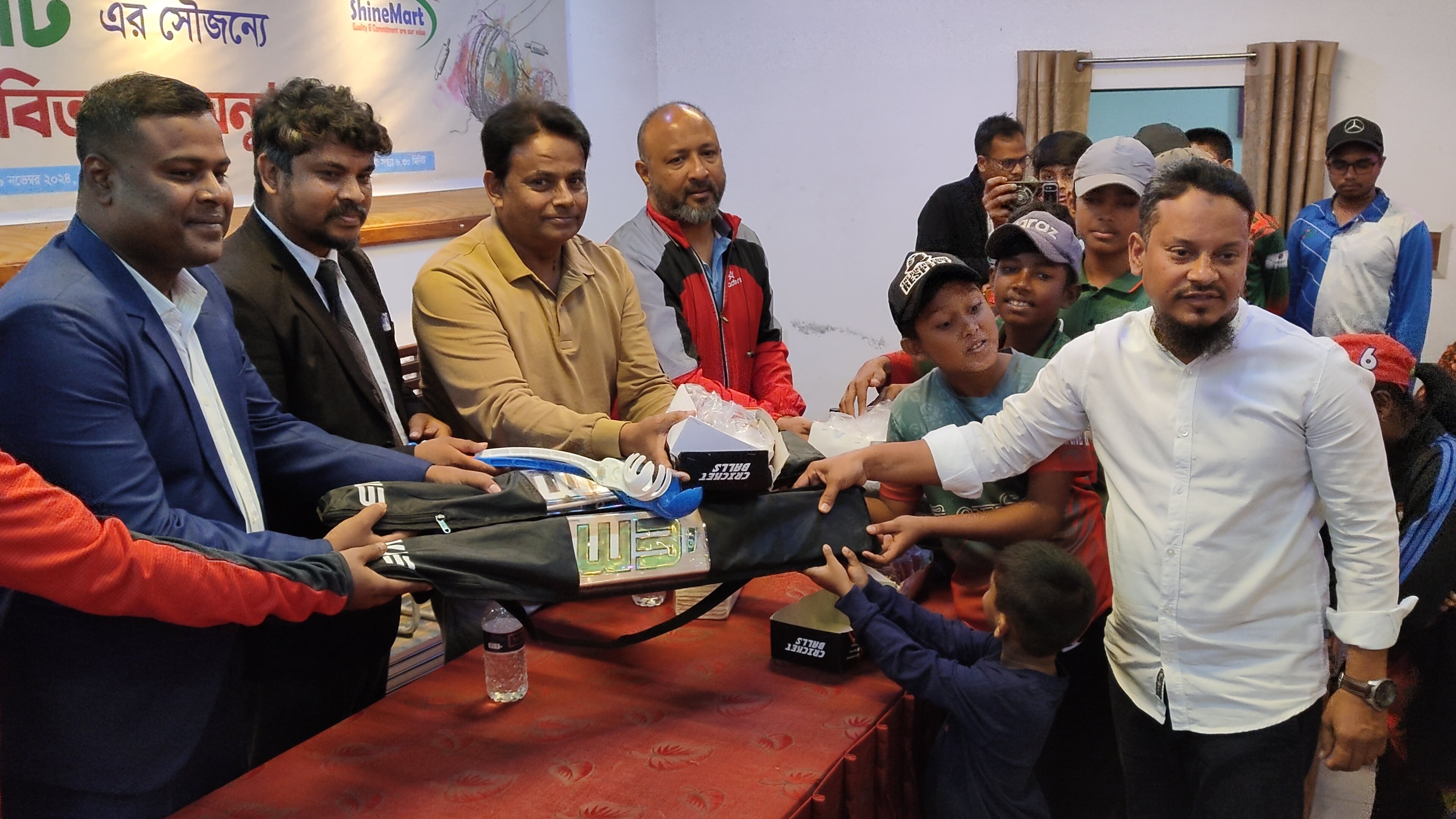 ঠাকুরগাঁওয়ে ক্রিকেট একাডেমীতে শাইন মার্টের ক্রীড়া সামগ্রী বিতরণ 