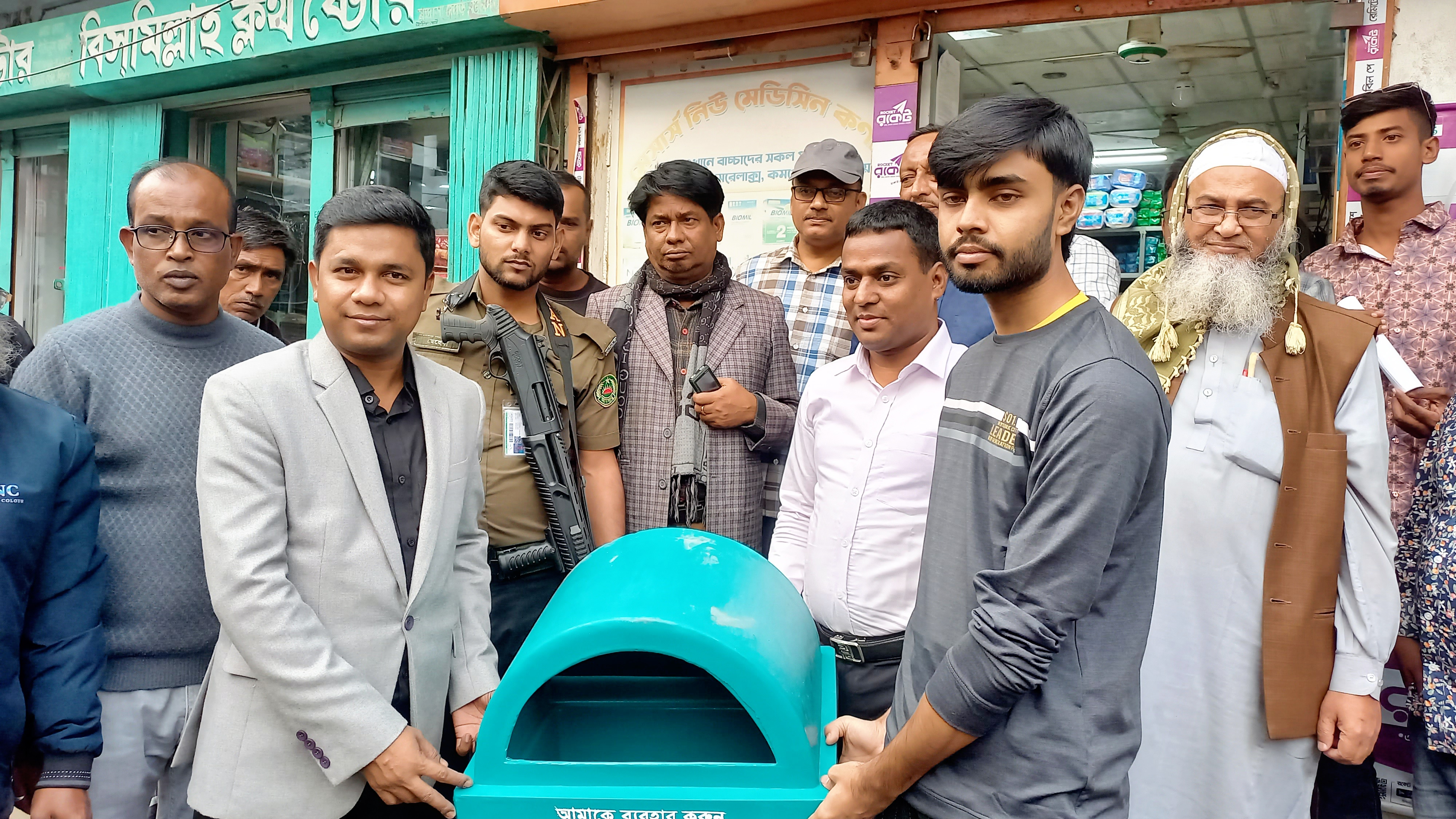 সিংড়া শহর পরিচ্ছন্ন রাখতে ৫৩৬টি ডাস্টবিন বিতরণ