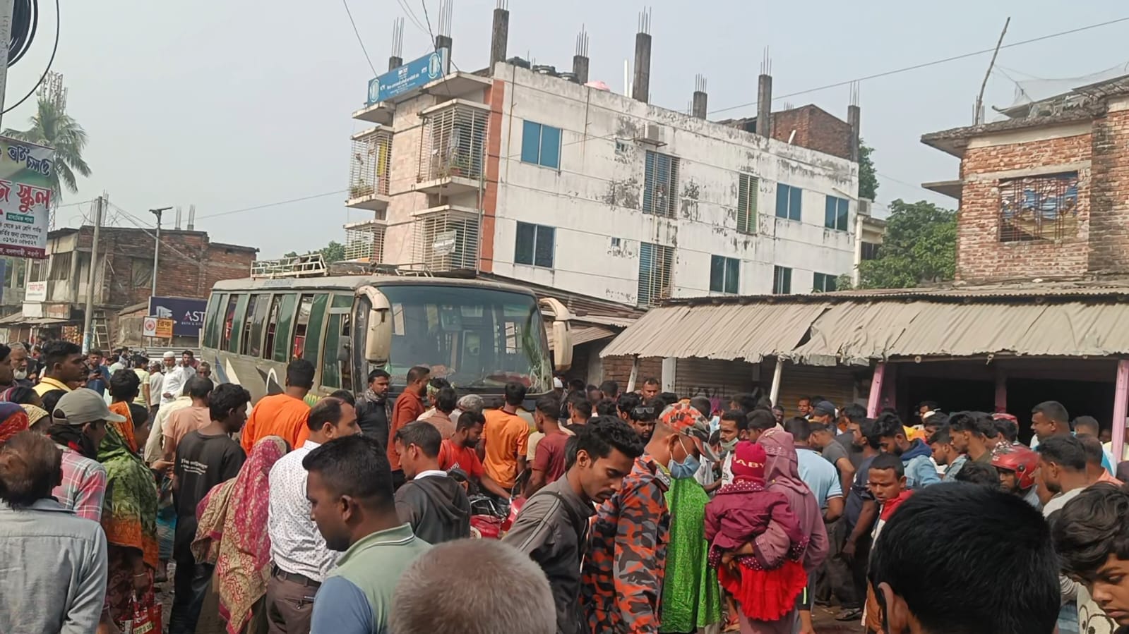 বাস-ভ্যানের মুখোমুখি সংঘর্ষে নিহত ১