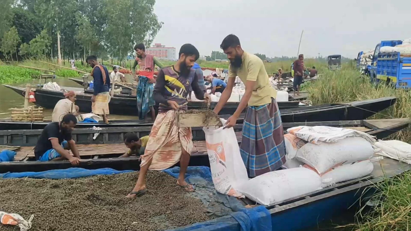 সিরাজগঞ্জে ভাসমান শামুকের হাট