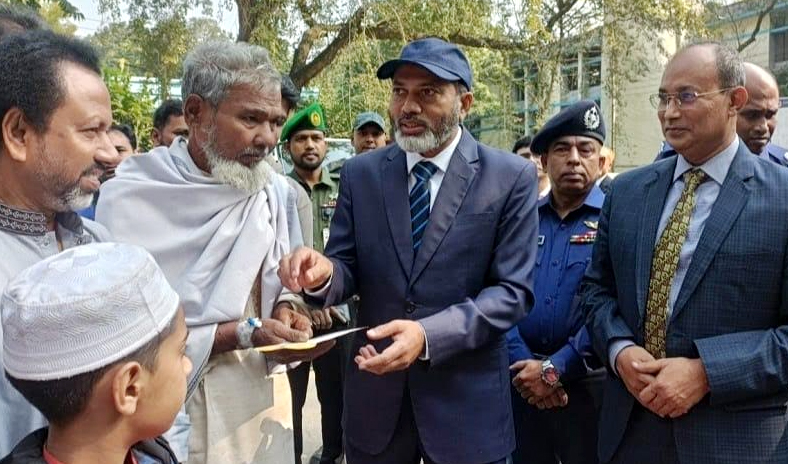 শহীদ সুমনের পরিবারকে অটোরিকশা দিলেন রাজশাহী বিভাগীয় কমিশনার