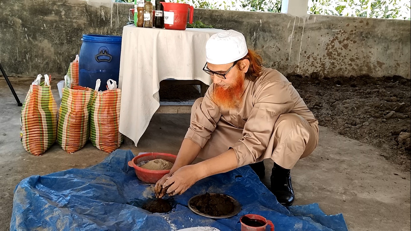 নিজের তৈরী সার ব্যবহারে সফল কৃষক আজহারুল