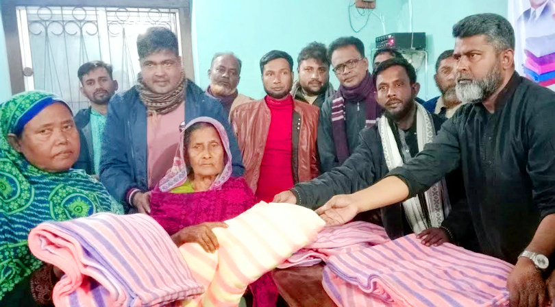 বদলগাছীতে শীতার্তদের মাঝে কম্বল বিতরণ