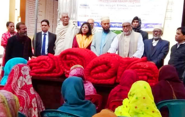 সাঁথিয়া ফাউন্ডেশনের উদ্যোগে শীতবস্ত্র বিতরণ