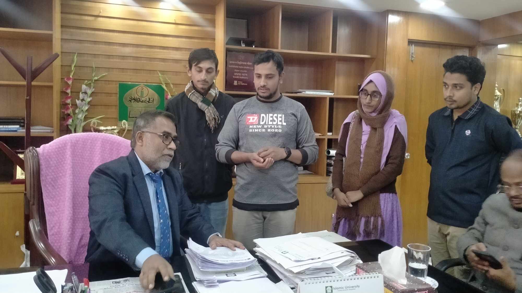 ইবিতে স্বতন্ত্র পদ্ধতিতে ভর্তি পরীক্ষার দাবিতে গণস্বাক্ষর কর্মসূচি