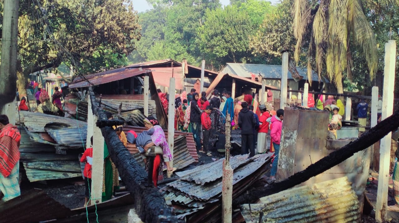 উল্লাপাড়ায় আগুন লেগে ১০টি বাড়ি পুড়ে ছাই