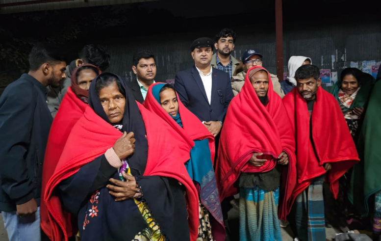 উল্লাপাড়ায় গভীর রাতে ইউএনও’র কম্বল বিতরণ