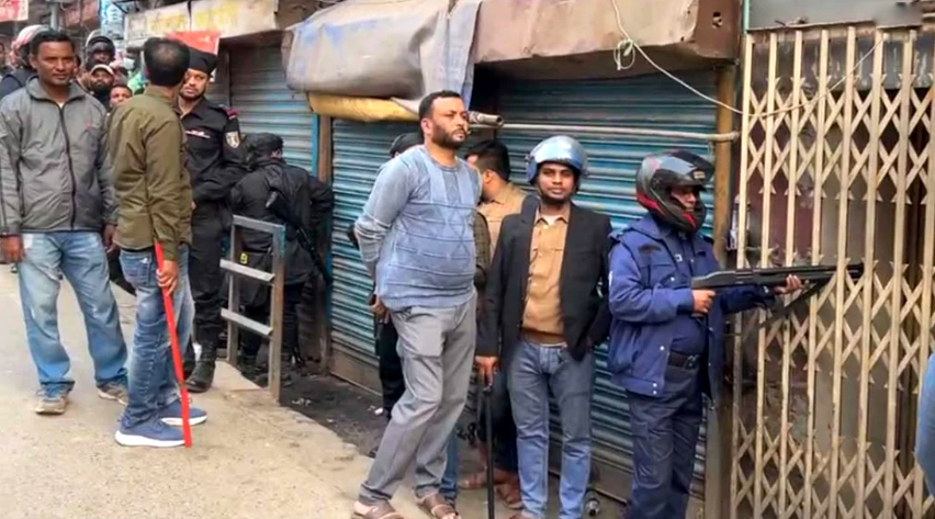রূপালী ব্যাংকে প্রবেশ করা ডাকাতদের আত্মসমর্পন