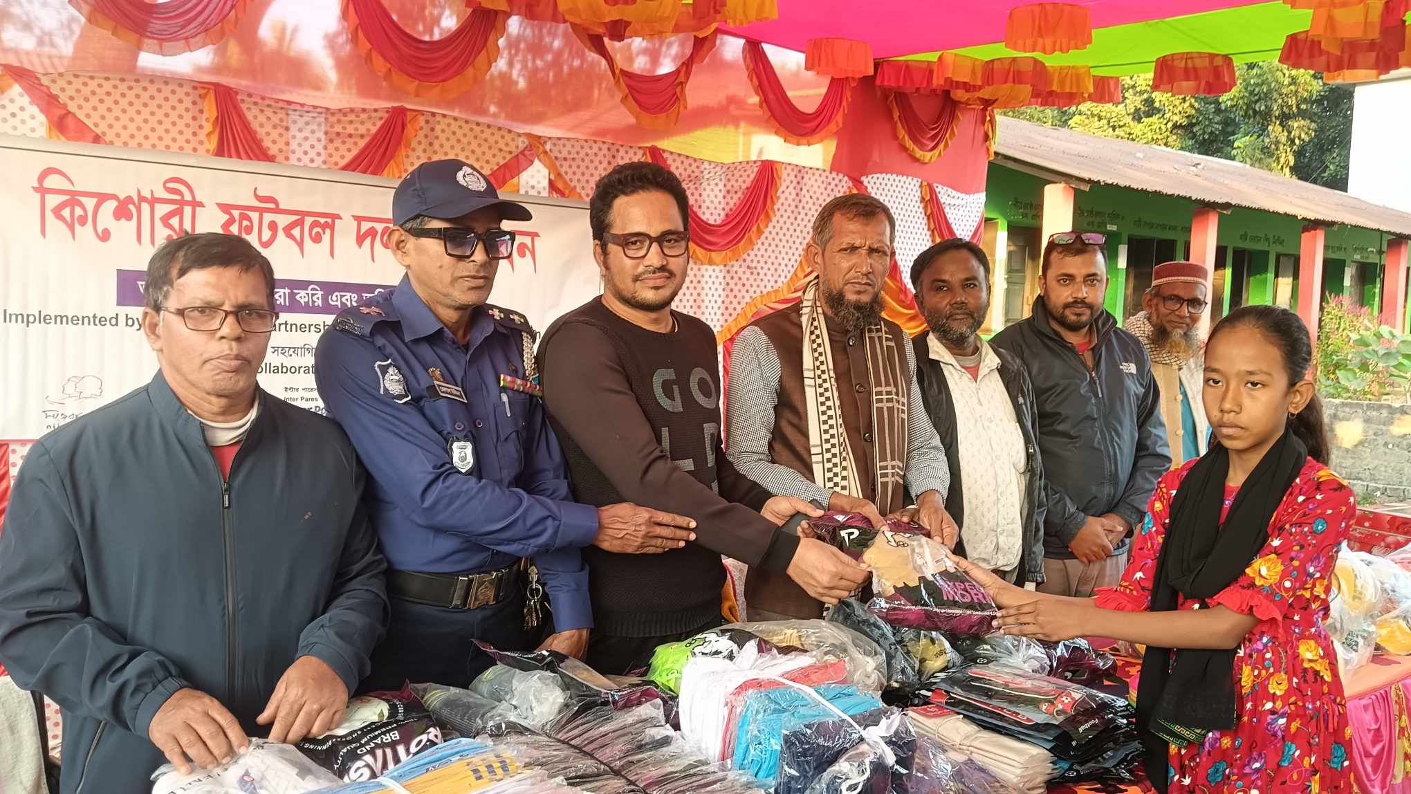 কিশোরী ফুটবল দলের খেলোয়াড়দের মধ্যে ক্রীড়া সামগ্রী বিতরণ