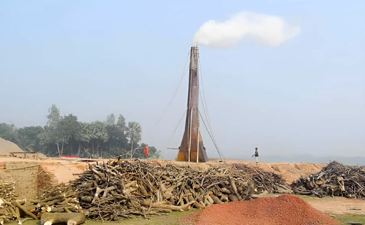 বাগমারার ইটভাটাগুলোতে কয়লার বদলে পুড়ছে কাঠ