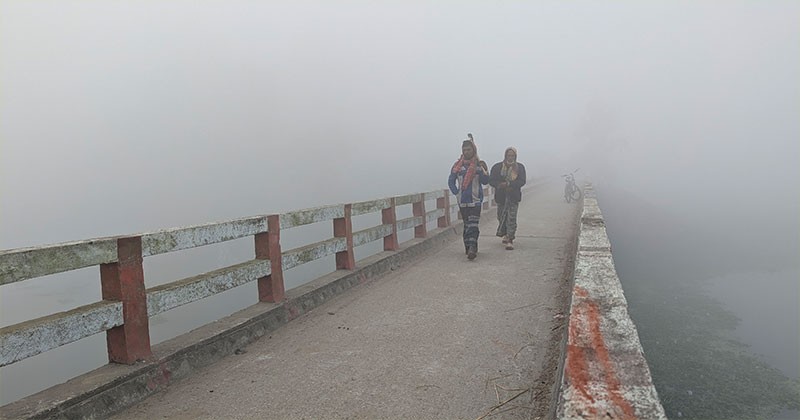 চিলমারীতে শীত ঘন কুয়াশায় জনজীবন বিপর্যস্ত