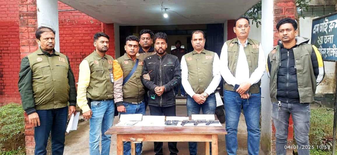 সাতক্ষীরায় অস্ত্রসহ ব্যবসায়ী আটক