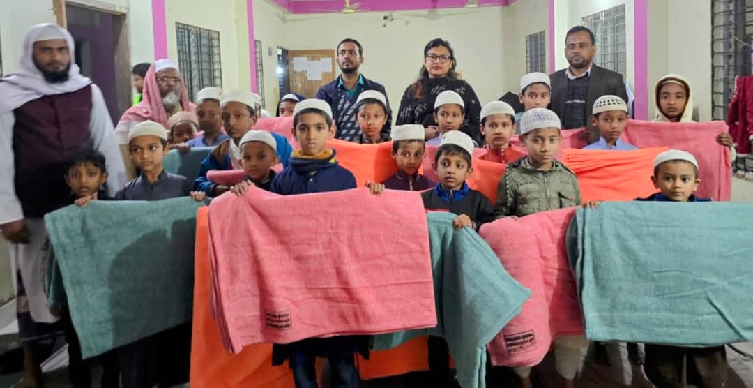 তিতাসে শীতার্তদের মাঝে ইউএনও'র কম্বল বিতরণ