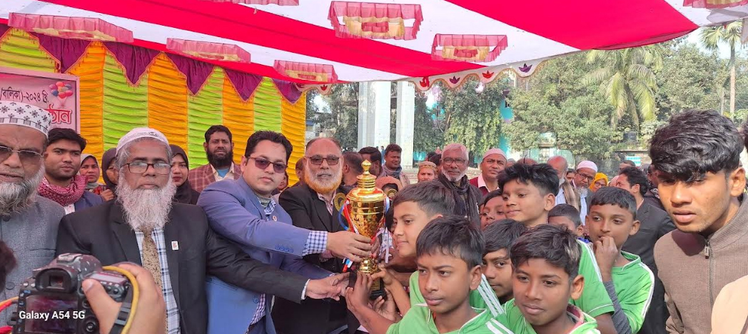 ইসলামপুরে প্রাথমিক বিদ্যালয় গোল্ডকাপ ফাইনালের পুরস্কার বিতরণ