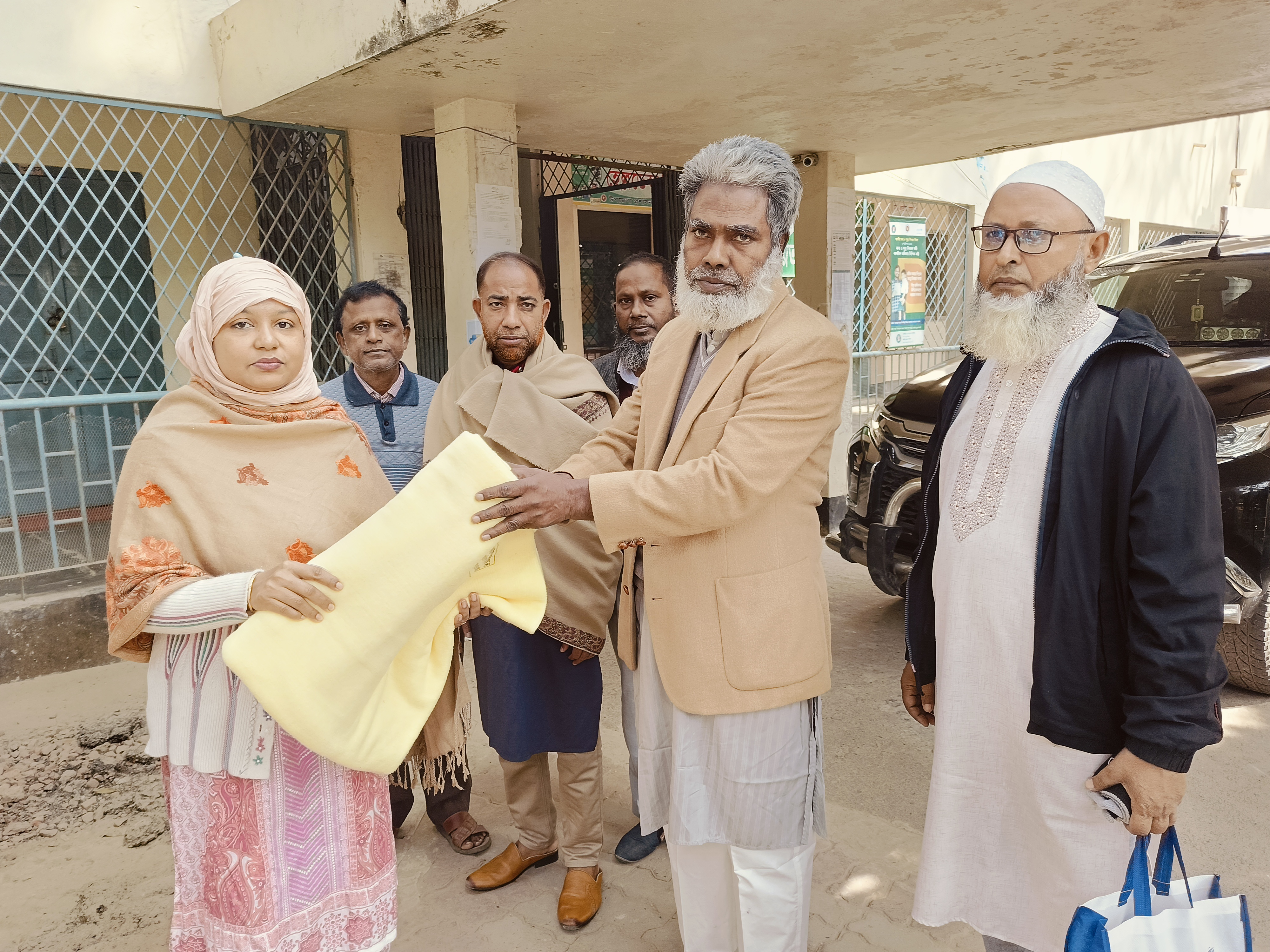 আগুনে পুড়েছে শিক্ষকের সর্বস্ব, পাশে দাঁড়ালেন ইউএনও