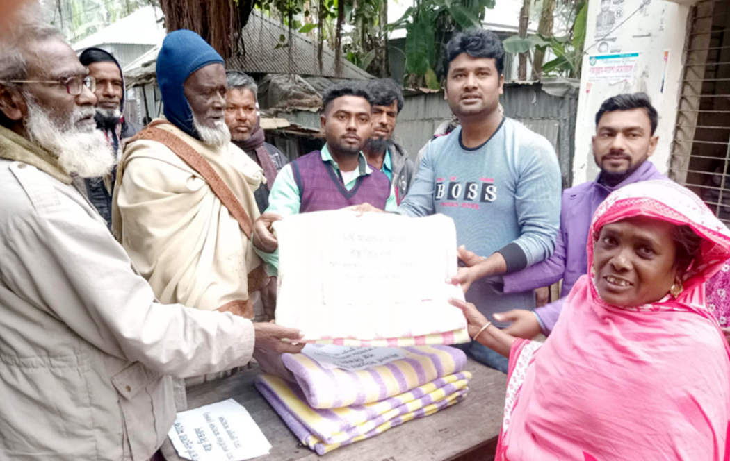 তাড়াশে নিজ উদ্দ্যোগে শীতার্তদের  মাঝে কম্বল বিতরণ করেন রুয়াইবিন