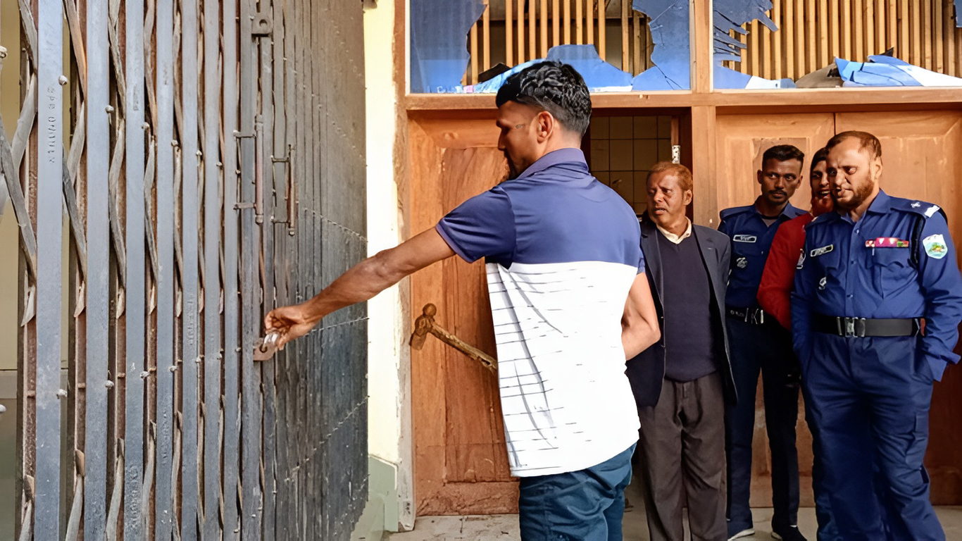 অডিটরিয়াম  দখলমুক্ত করে প্রশাসকের কাছে হস্তান্তর