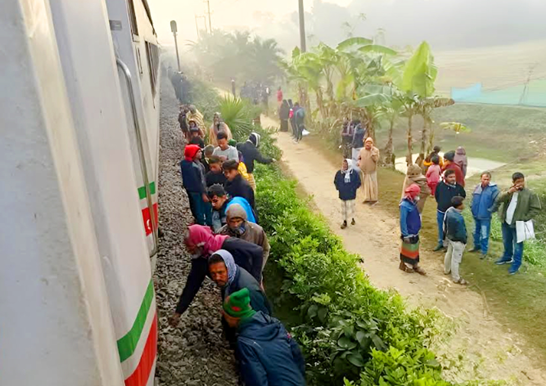 ট্রেনের বগি লাইনচ্যুত হয়ে রাজশাহীর সাথে সারাদেশের রেল যোগাযোগ বন্ধ