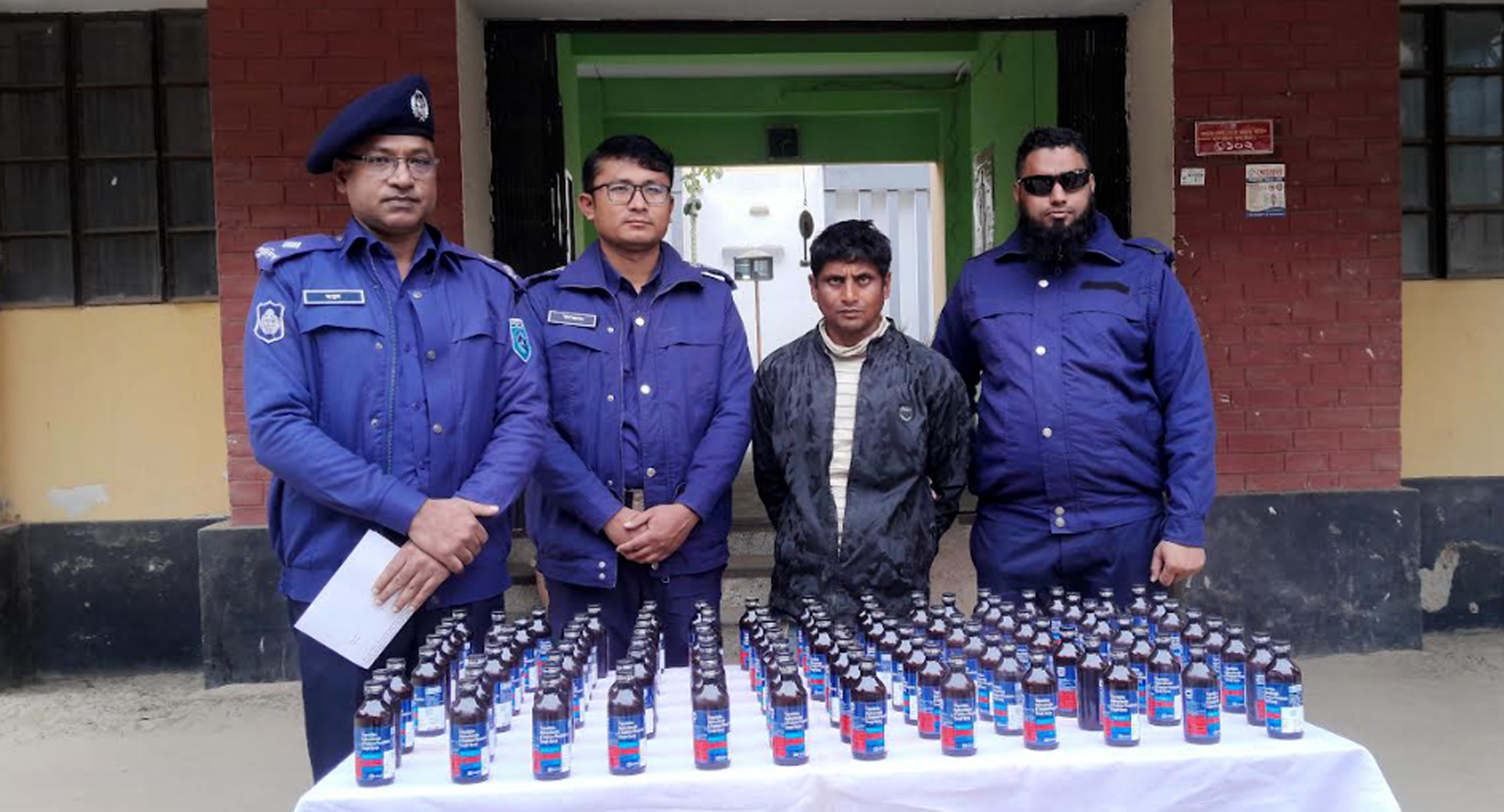 বিরলে ফেন্সিডিলসহ মাদক ব্যবসায়ী আটক