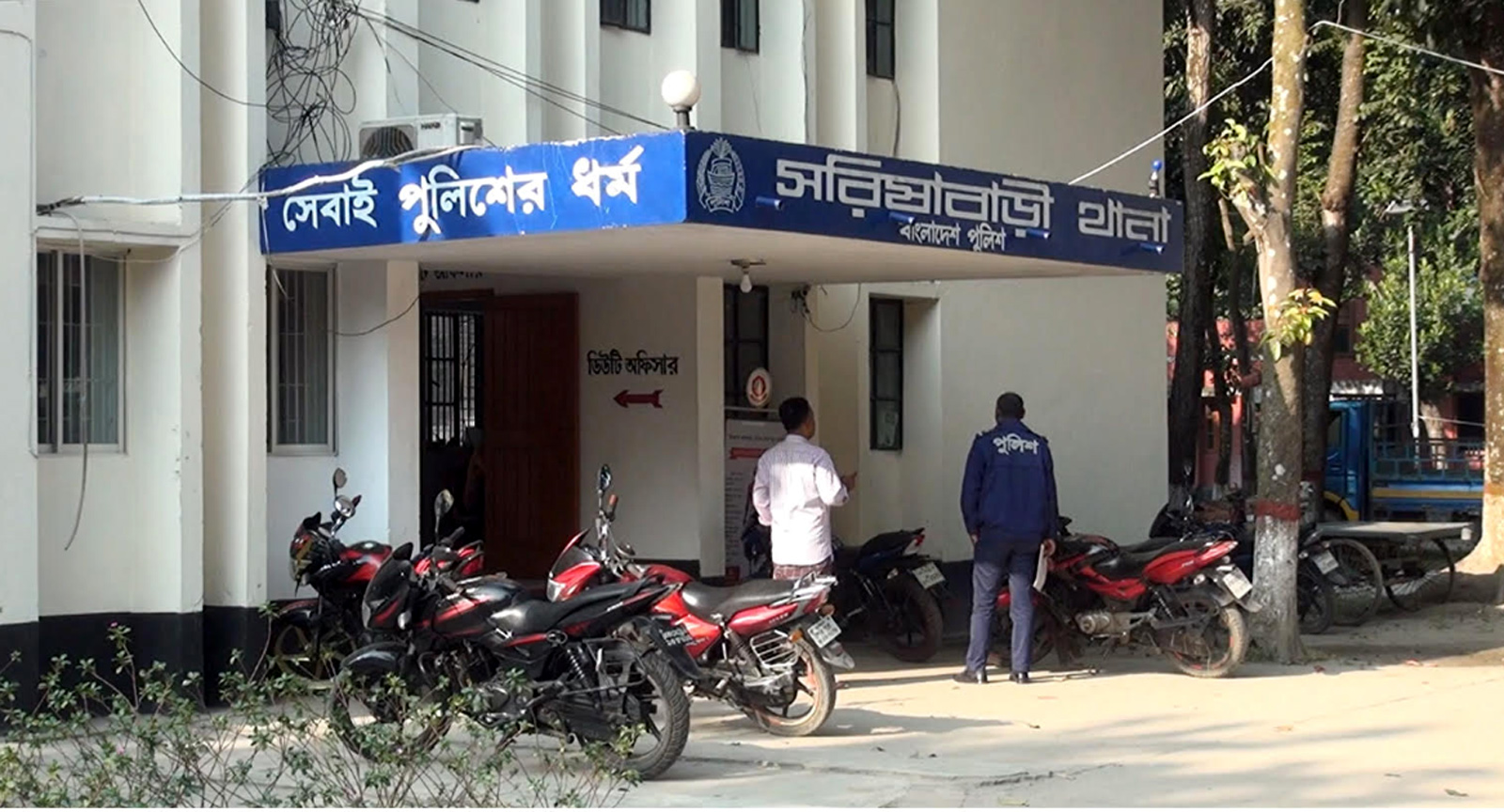 একই পরিবারের তিন সদস্যের হাত-পা কেটে দিল প্রতিপক্ষ, একজনের মৃত্যু