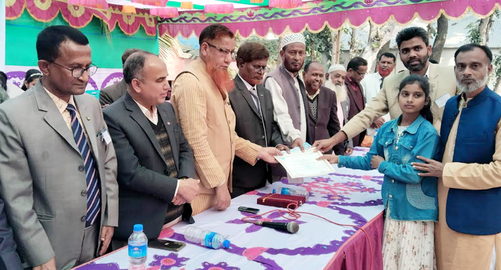 ধুনটে বৃত্তি প্রাপ্ত শিক্ষার্থীদের মাঝে অর্থ ও শিক্ষা উপকরণ বিতরণ