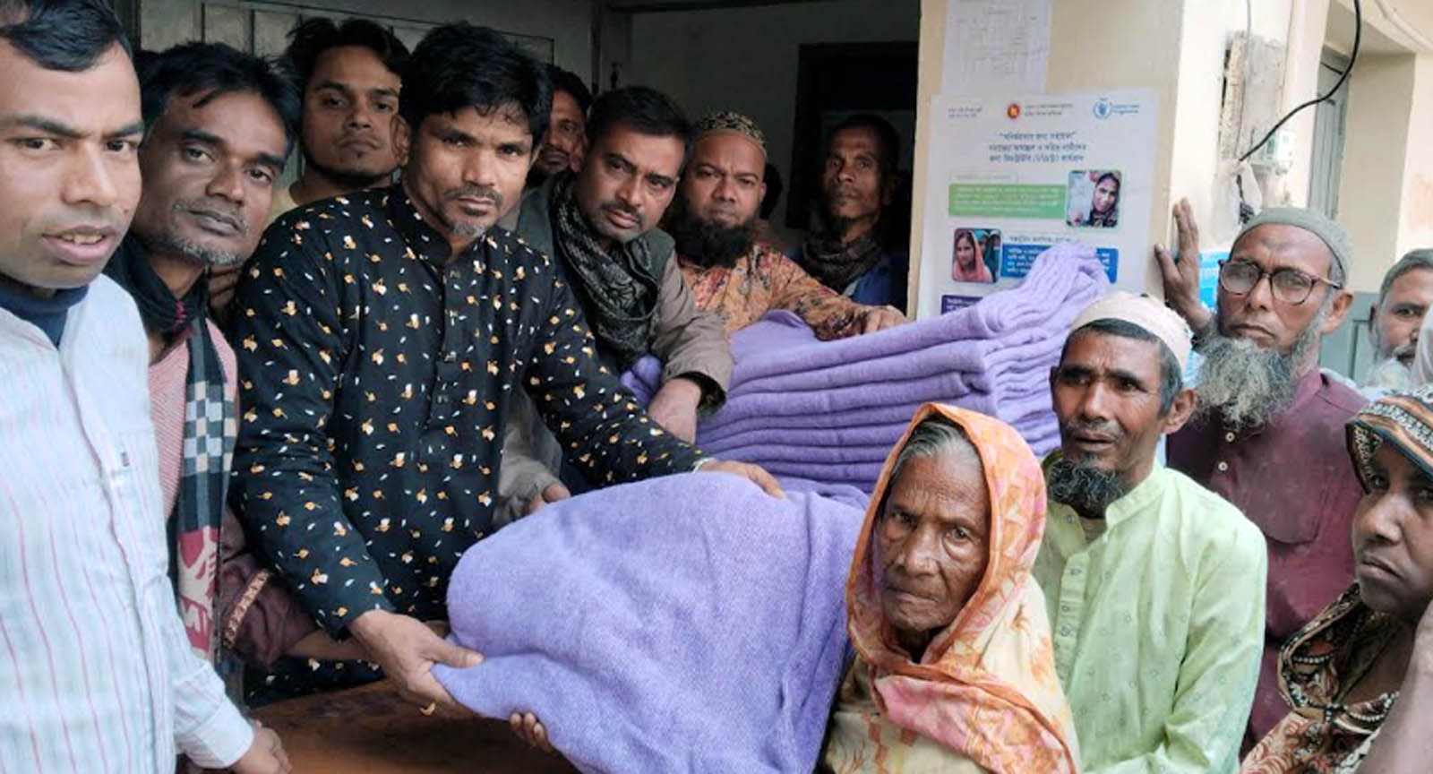 ধুনটে শীতার্ত দুঃস্থ মানুষের মাঝে কম্বল বিতরণ