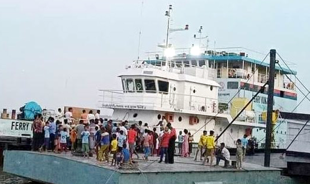 চিলমারী-রৌমারী রুটে নাব্যতা সংকটে ২মাস ধরে ফেরি চলাচল বন্ধ