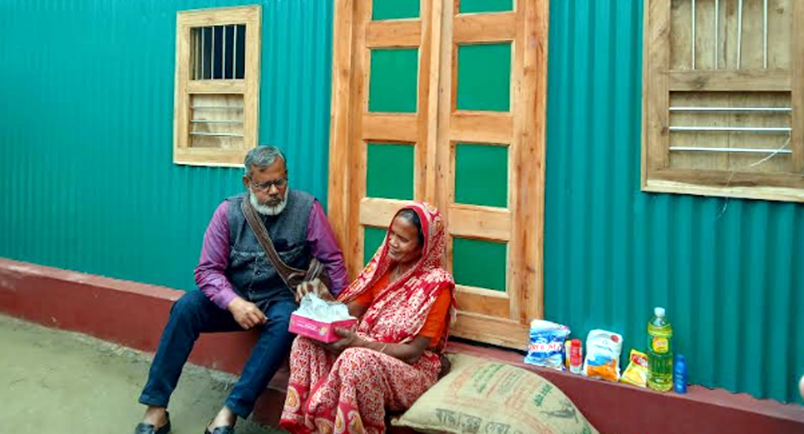র.ই মানিকের উদ্যোগে নতুন ঘর পেয়ে খুশি অসহায় দুই নারী