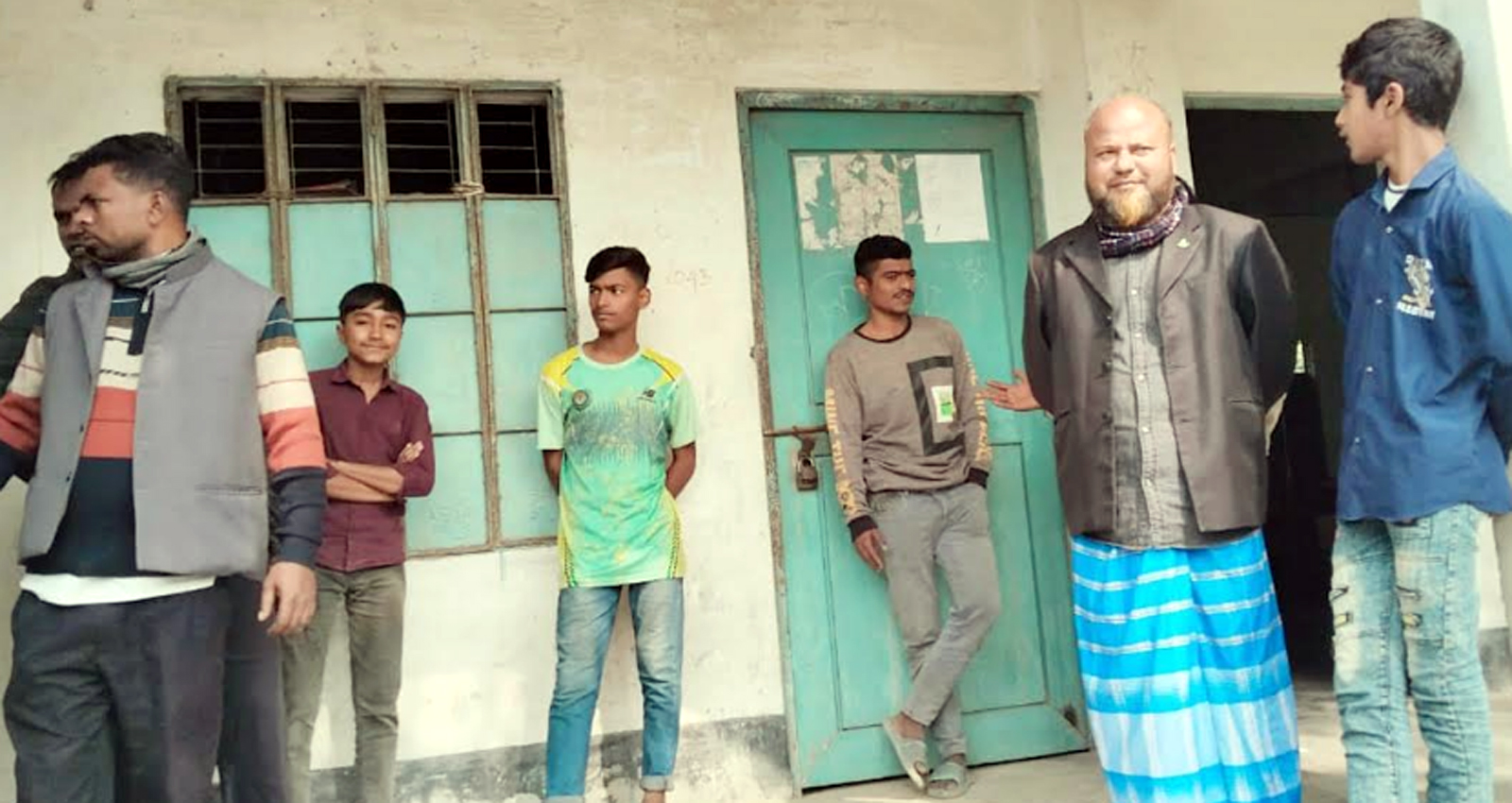 ধুনটে বিদ্যালয়ের প্রধান শিক্ষকের কার্যালয়ে তালা