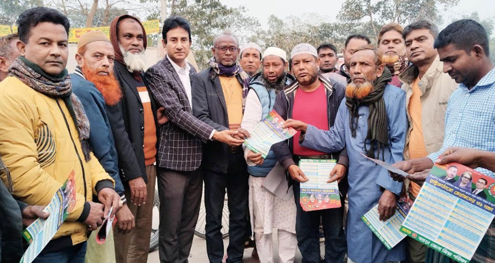 ধুনটে জিয়া পরিষদের উদ্যোগে ৩১ দফার লিফলেট বিতরণ