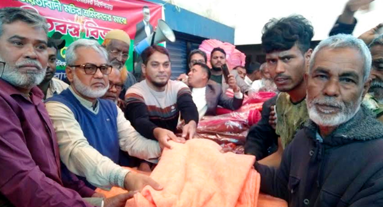 শ্রমিকদের শীতবস্ত্র দিলেন বিএনপি নেতা