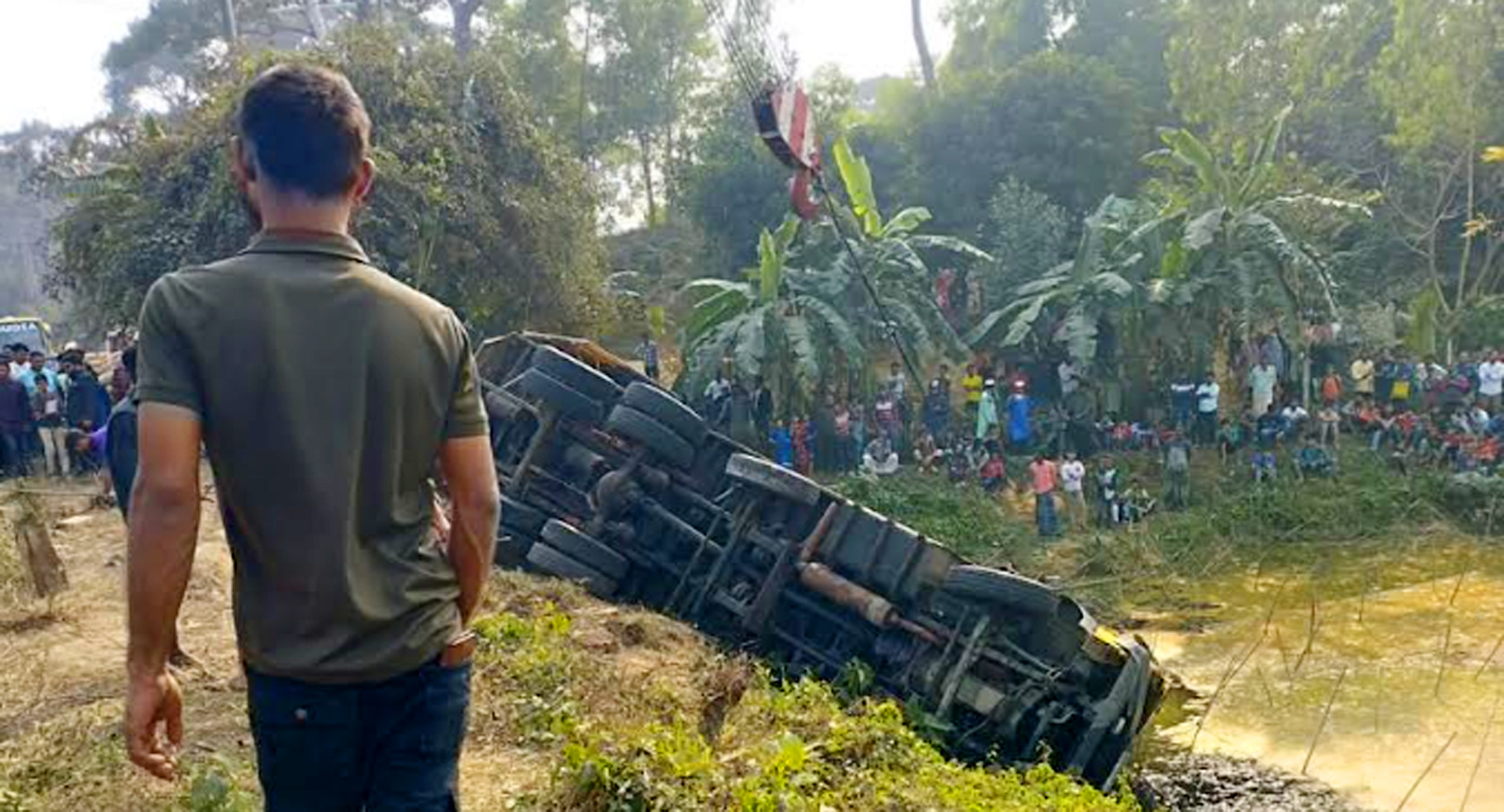 চকরিয়ায় সিমেন্ট বোঝাই কভার্ড ভ্যান নিয়ন্ত্রণ হারিয়ে পুকুরে, চালকের মৃত্যু