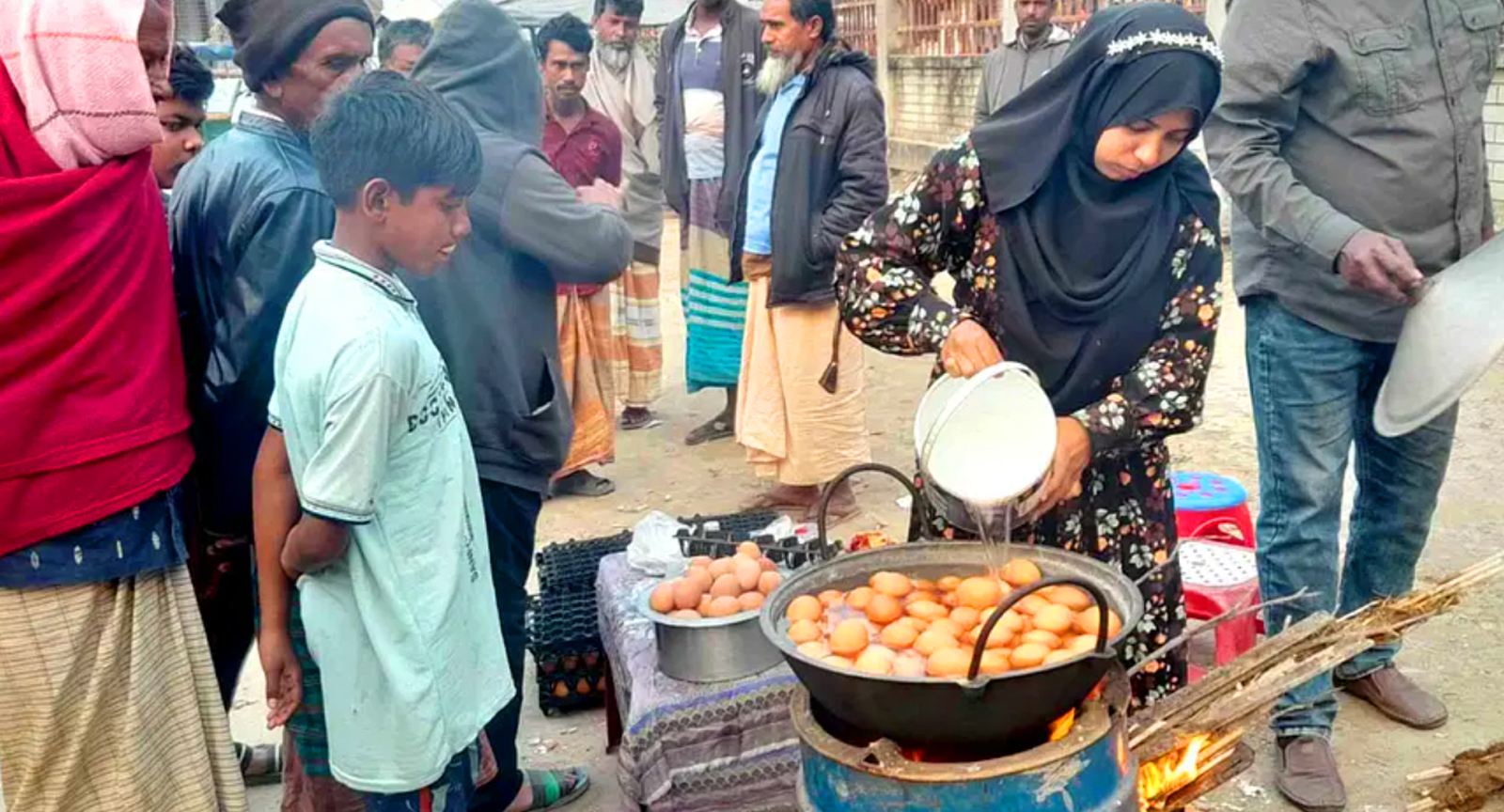 বিশ্ববিদ্যালয়ে যাওয়ার খরচ জোগাতে গ্রামের বাজারে ডিম বিক্রি করছেন টুম্পা