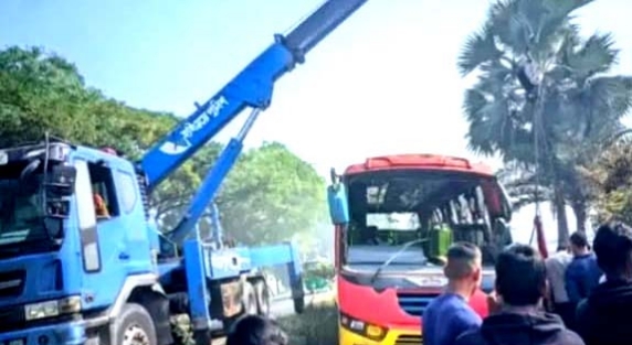 উল্লাপাড়ায় বাস উল্টে নিহত ১, আহত ৭