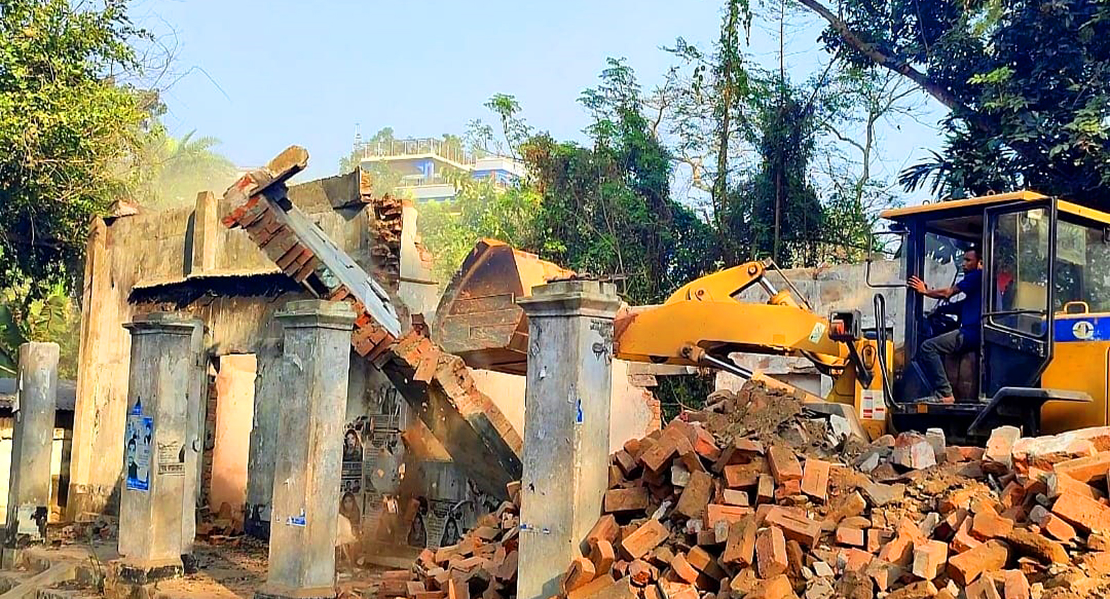 গুঁড়িয়ে দেওয়া হয়েছে নাটোর জেলা আওয়ামী লীগের কার্যালয়
