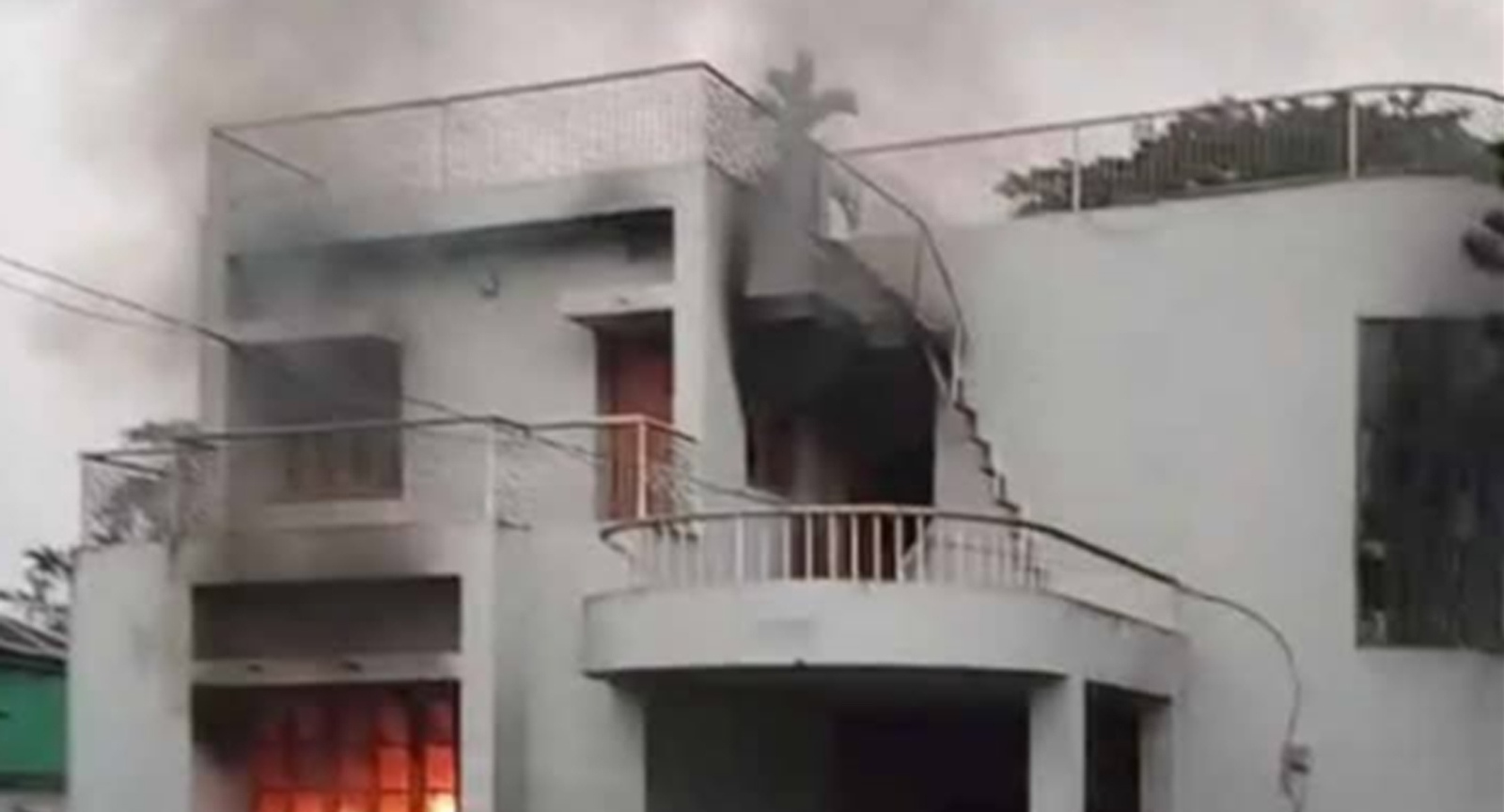 অভিনেত্রী শাওনের গ্রামের বাড়িতে ভাঙচুর লুটপাট ও অগ্নিসংযোগ