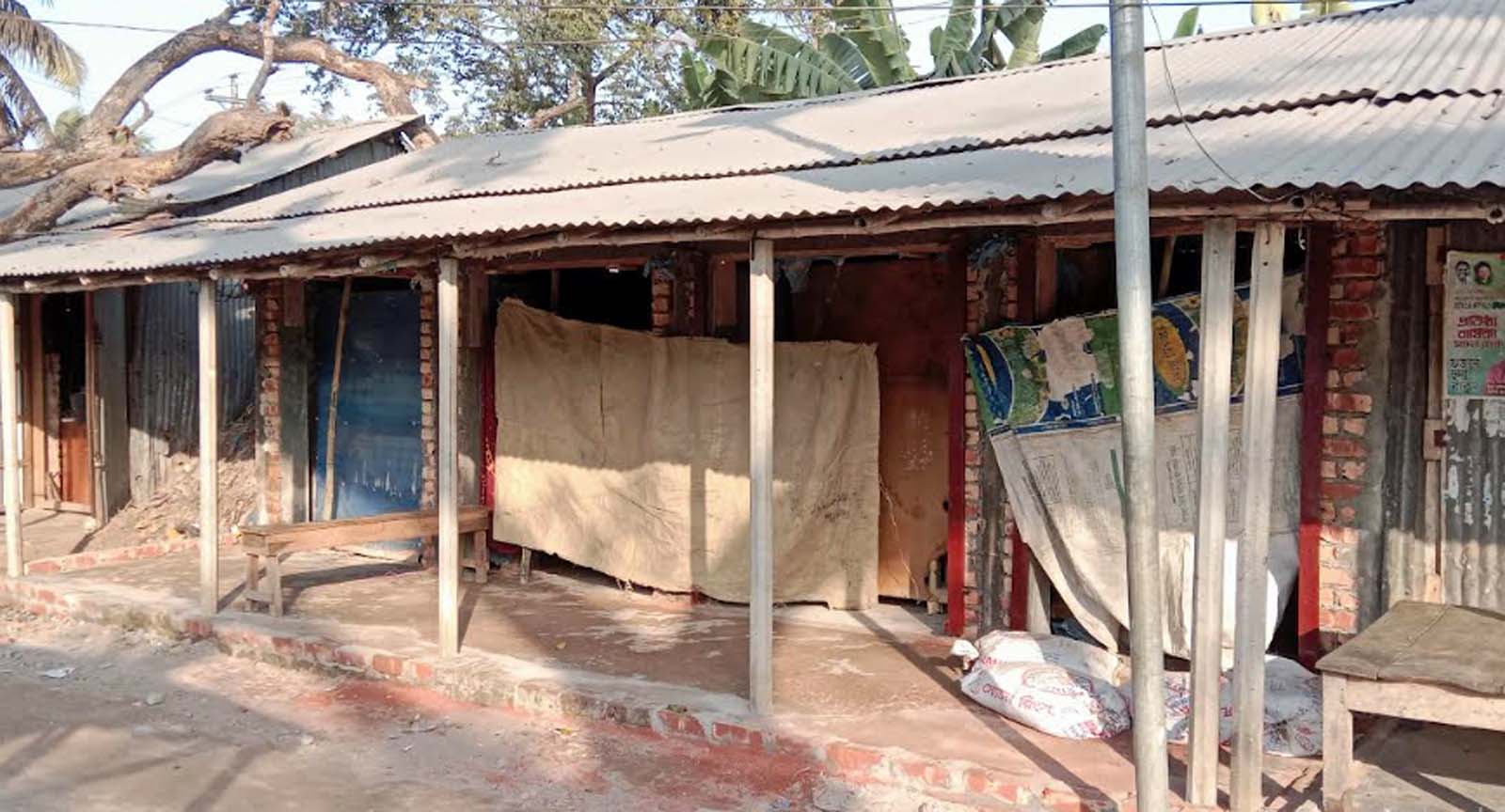 অবৈধভাবে হাটের জায়গা দখল করে চলছে স্থাপনা নির্মাণ, সংকীর্ণ হচ্ছে জায়গা