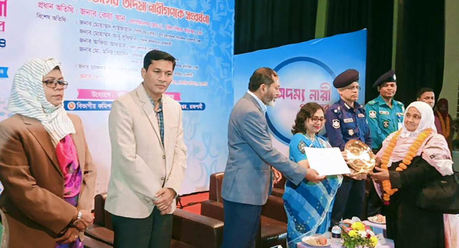 অদম্য আছিয়া বেগম পেলেন বিভাগীয় সম্মাননা