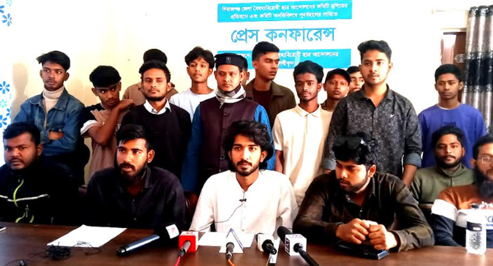 জেলা কমিটি স্থগিতের প্রতিবাদ,  ৪৮ ঘন্টার মধ্যে গ্রহণযোগ্য কমিটি দেওয়ার দাবি উল্লাপাড়ার বৈষম্যবিরোধীদের