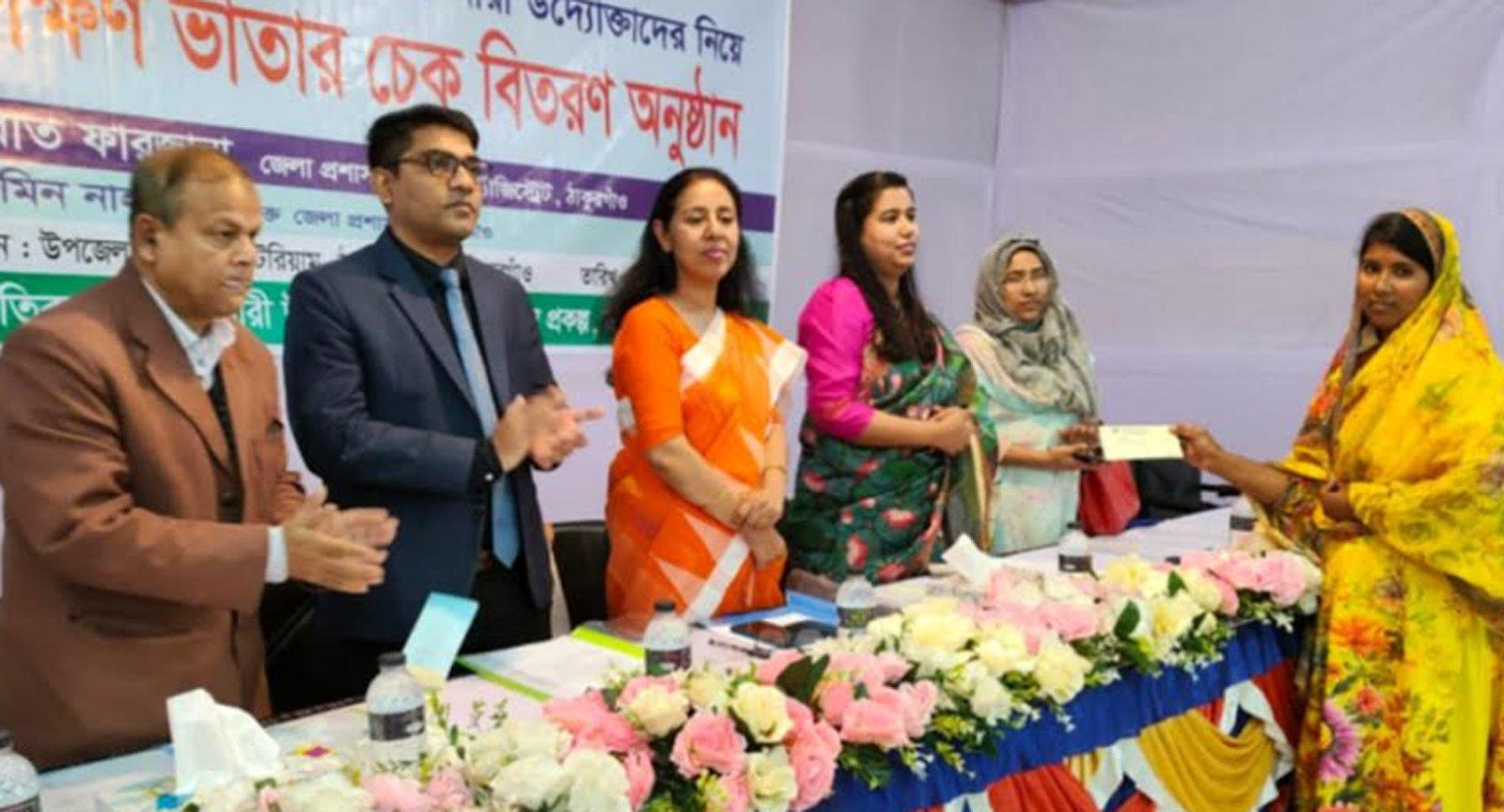 ঠাকুরগাঁওয়ে ৩শ নারী উদ্যোক্তার মধ্যে চেক বিতরণ