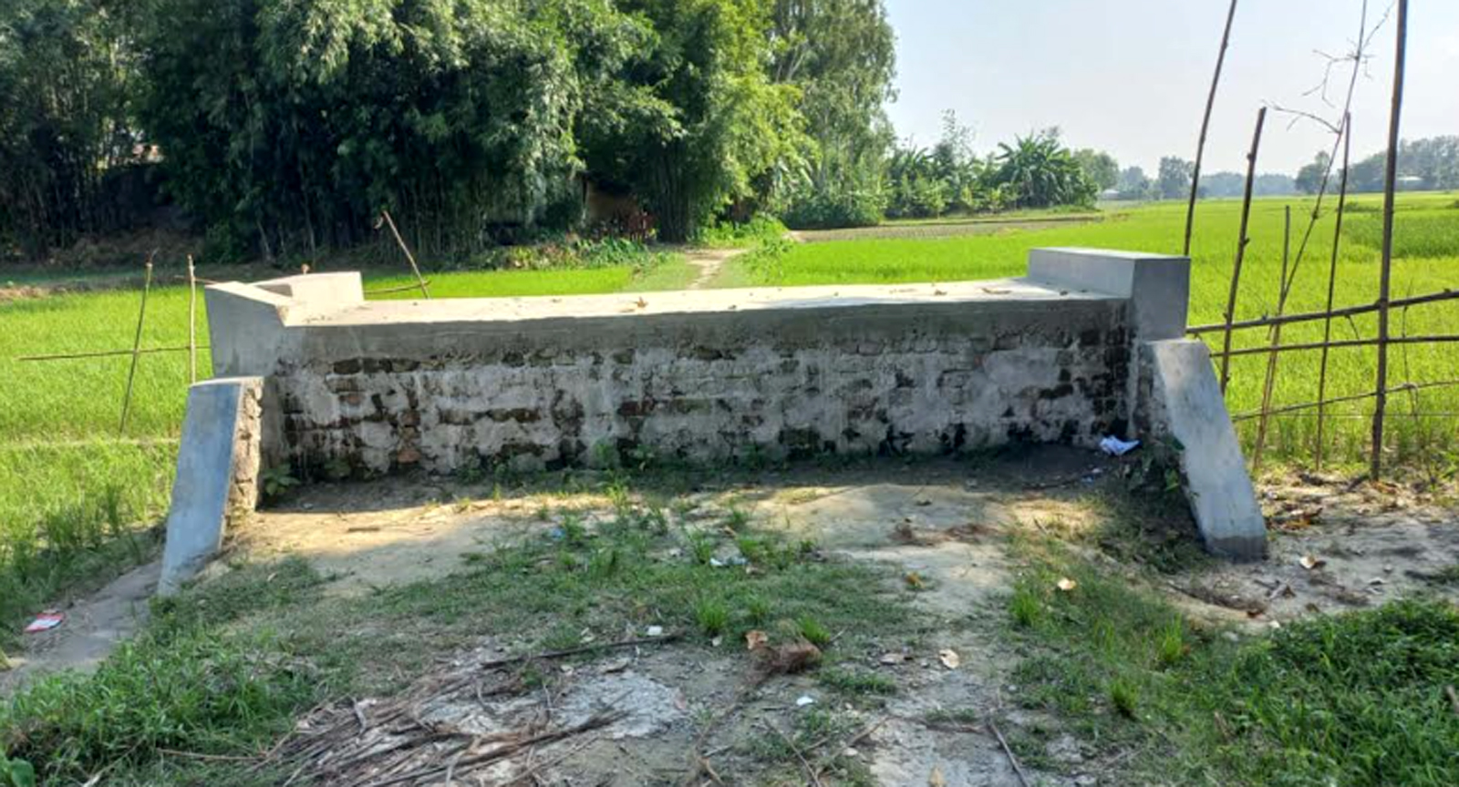চিলমারীতে ইউড্রেন সংযোগ সড়কে মাটি নেই