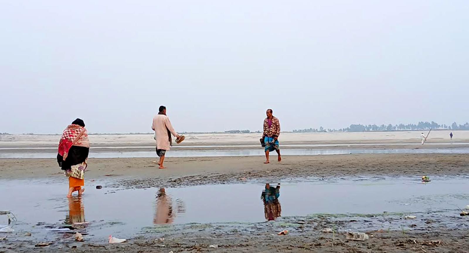 ব্রহ্মপুত্রে দারুণ খরা, পায়ে হেঁটেই নদী পাড়ি!