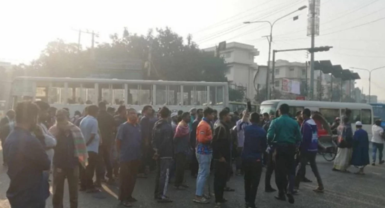 রাজধানীতে সড়ক অবরোধ করেছে সিএনজি অটোরিকশারা