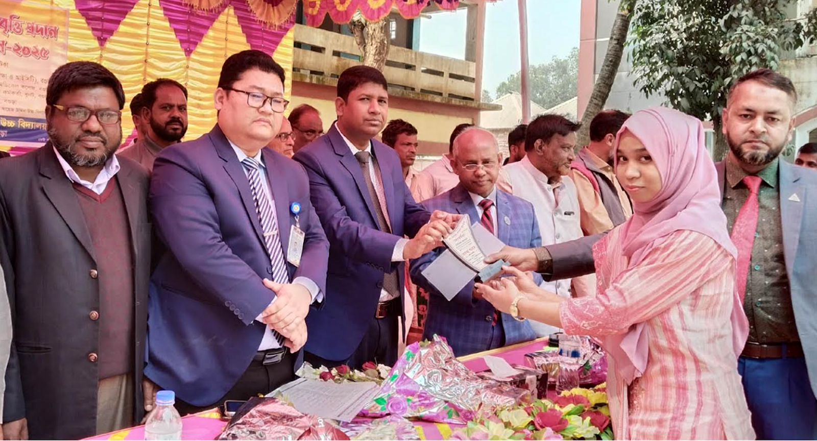ধুনটে শিক্ষার্থীদের মধ্যে ওয়াছিম-ওয়ালেদা মেধাবৃত্তির অর্থ বিতরণ