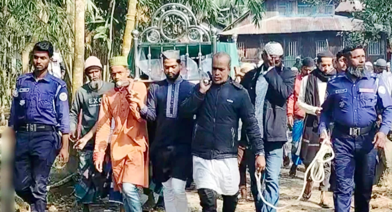 হাতকড়া হাতে পড়েই মায়ের মরদেহ কাঁধে বিএনপি নেতা