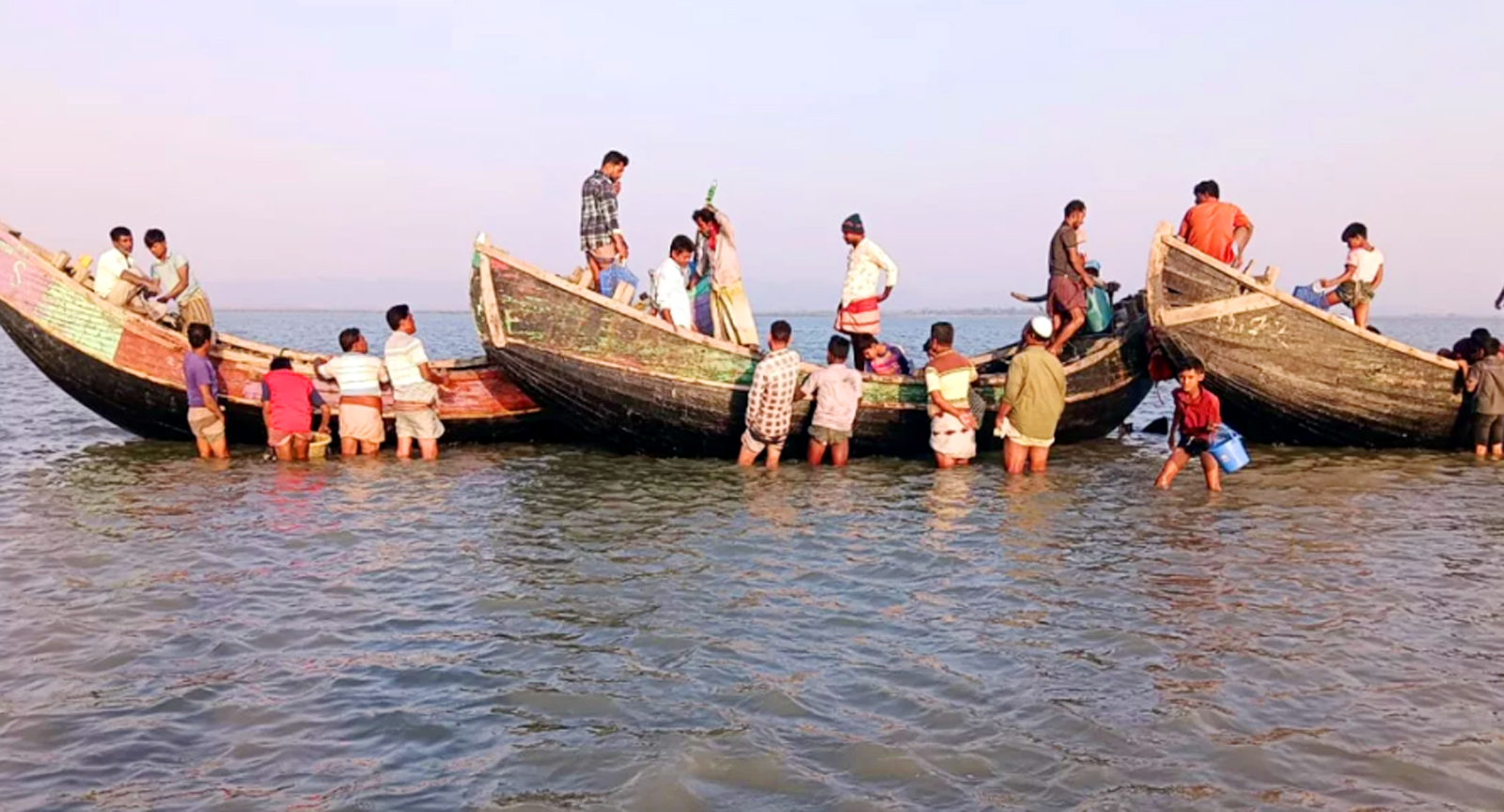 দীর্ঘ আট বছর পর নাফ নদীতে মাছ ধরার সুযোগ পেলেন জেলেরা