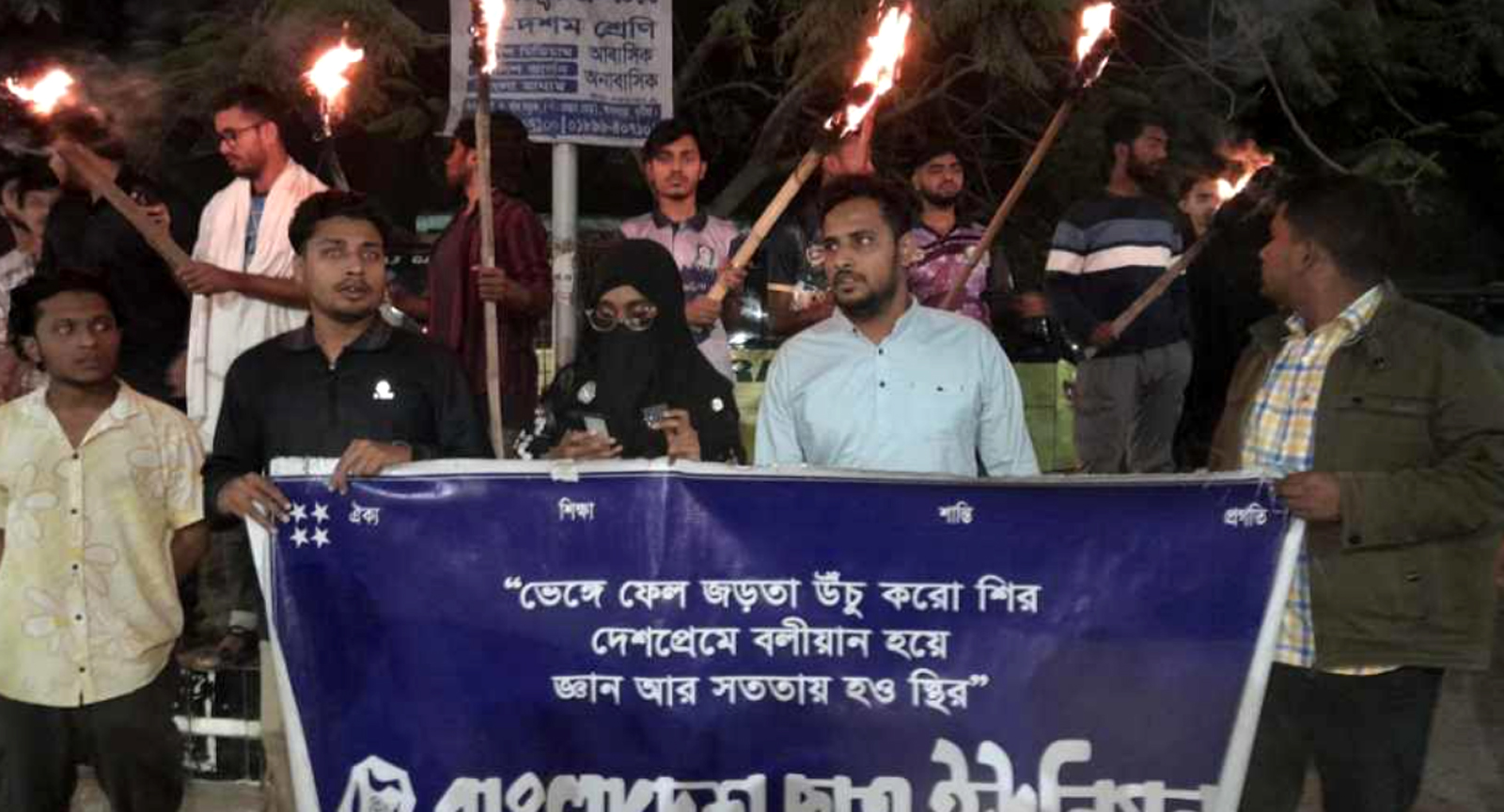 কুয়েটে হামলার প্রতিবাদে ইবি ছাত্র ইউনিয়নের মশাল মিছিল