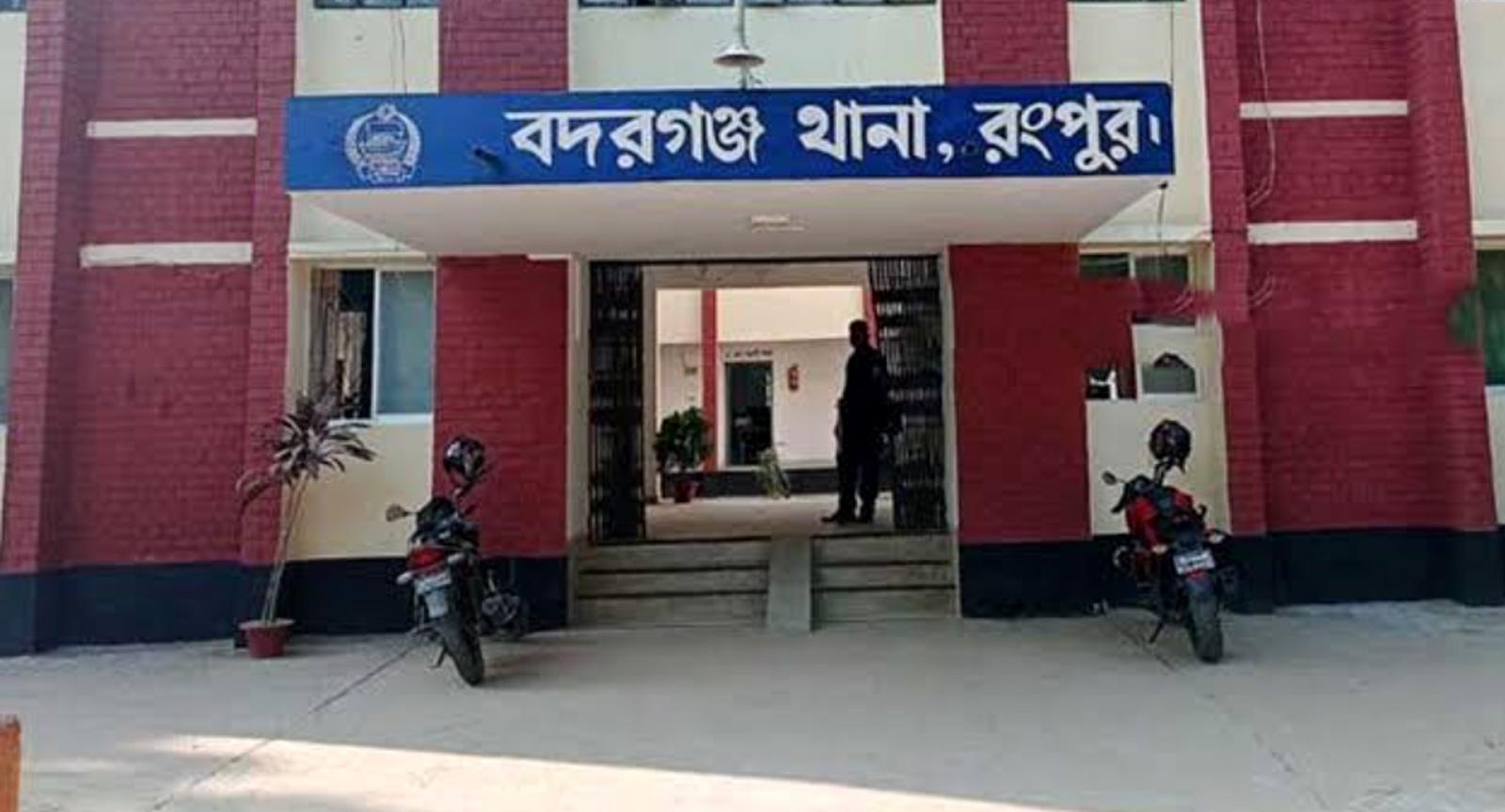 বদরগঞ্জে চতুর্থ শ্রেণীর ছাত্রীকে শ্লীলতাহানি