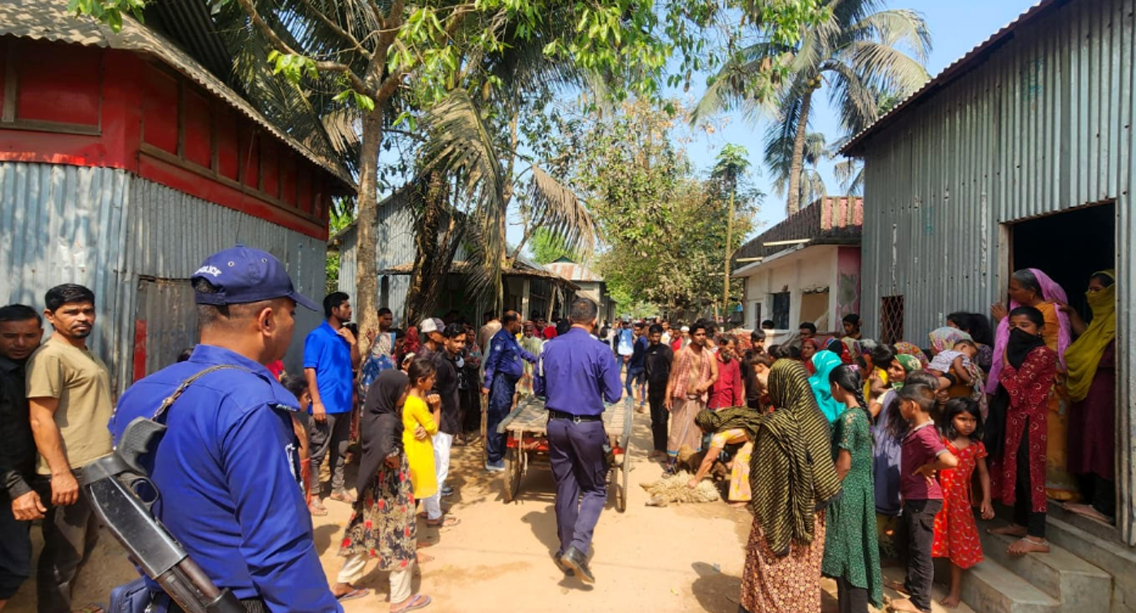ইয়াবার টাকা ভাগাভাগি নিয়ে দ্বন্ধে রক্তক্ষয়ী সংঘর্ষ, নারীসহ আহত শতাধিক